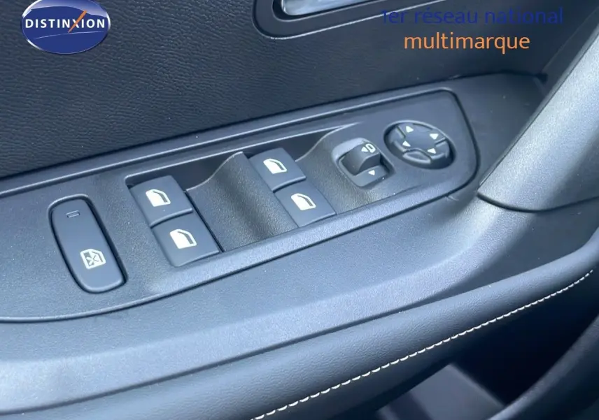 Gros plan sur les commandes de lève-vitres et réglage des rétroviseurs côté conducteur du Peugeot 2008 gris Artense 2025.