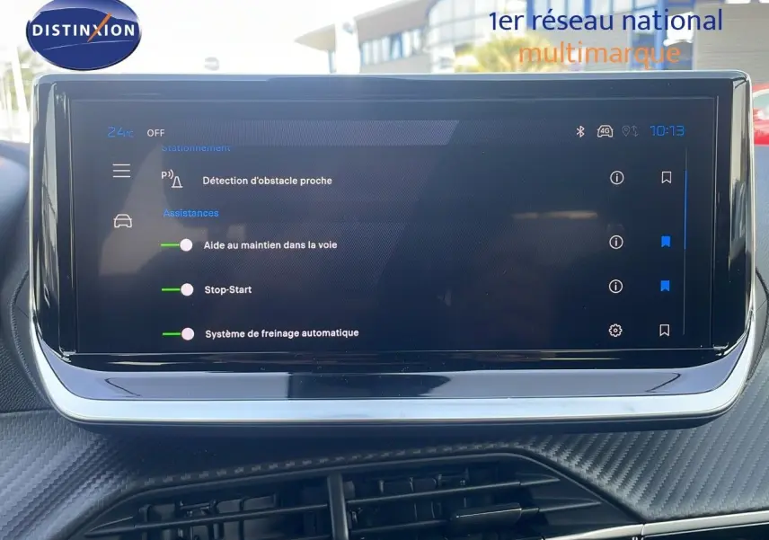 Écran tactile central du Peugeot 2008 Hybrid 136ch Allure affichant les aides à la conduite, intérieur noir.