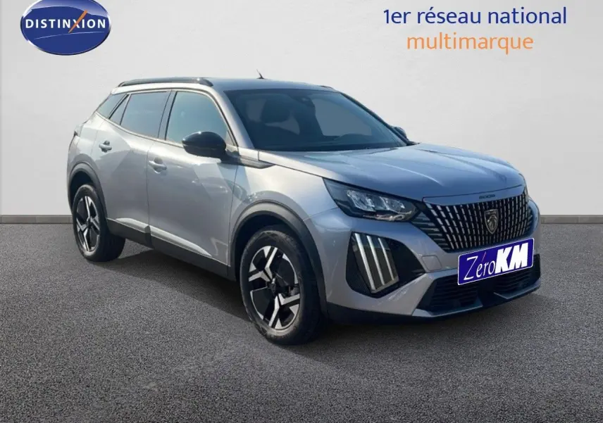 Peugeot 2008 Hybrid gris Artense métal en 3/4 avant droit, avec calandre distinctive et jantes bi-ton.