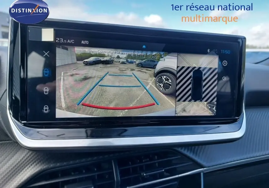 Écran multimédia affichant la caméra de recul et vue 360° dans un Peugeot 2008 gris Artense, intérieur moderne.