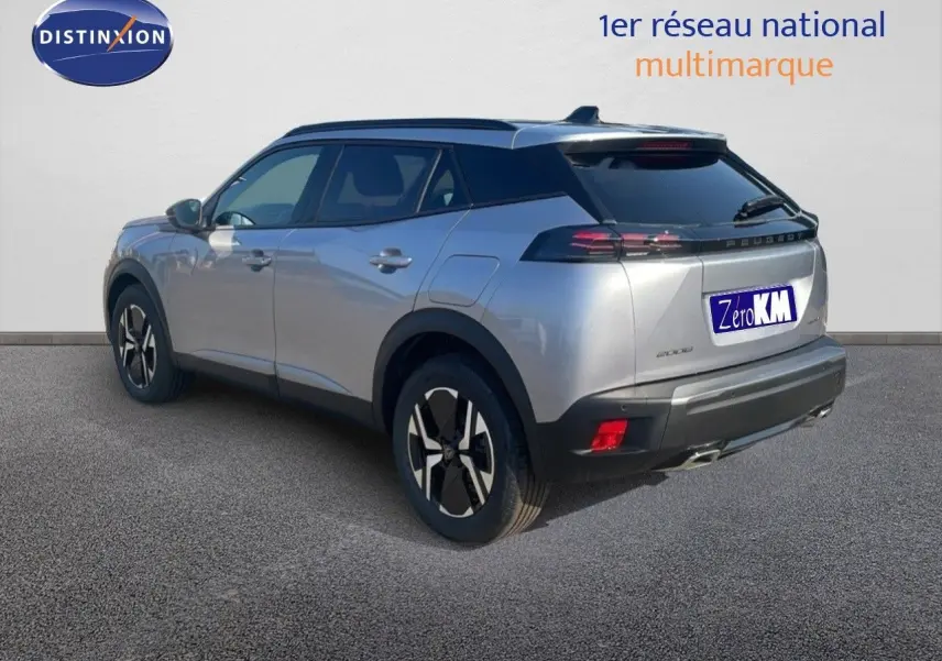 Peugeot 2008 Hybrid gris Artense métal vue 3/4 arrière droit, toit noir et jantes bi-ton distinctives.