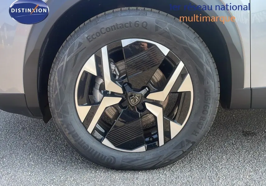 Gros plan sur la roue avant droite du Peugeot 2008 gris Artense Métal, mettant en valeur la jante bi-ton moderne.