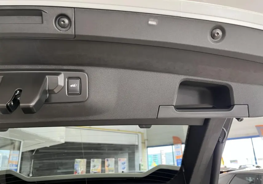 Détail du hayon motorisé blanc du Renault Rafale 2025 vu de l'intérieur avec bouton d'ouverture intégré.