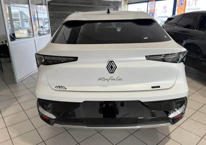 Vue arrière d'une Renault Rafale blanche 2025 avec feux arrière LED et hayon motorisé en showroom.