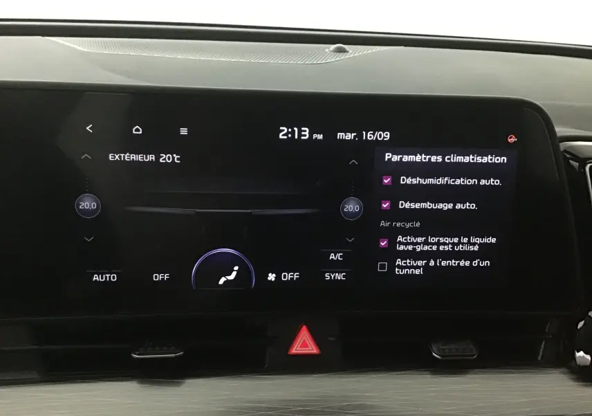Écran digital 12,3'' du système de climatisation du Kia Sportage gris Sirius, vue intérieure frontale.