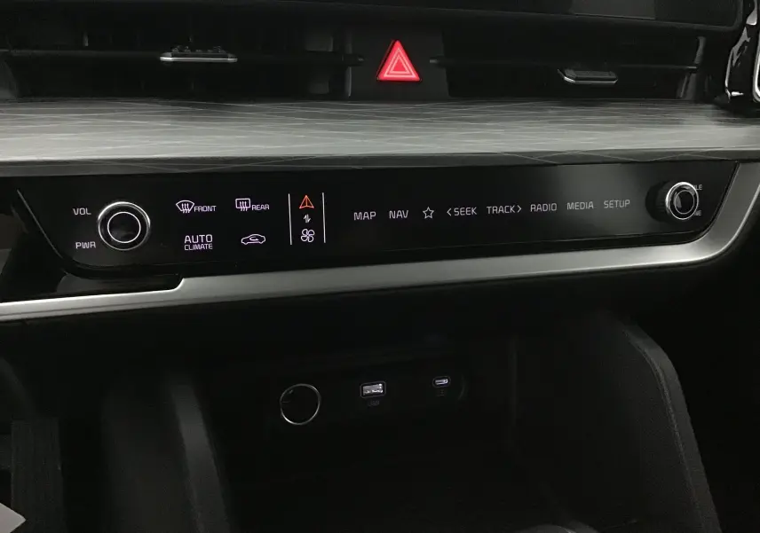 Tableau de bord du Kia Sportage 2025 gris Sirius, vue centrée sur la console multimédia tactile et commandes climatisation.