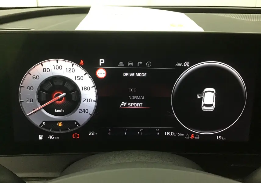 Combiné d'instrumentation digital 12,3'' du Kia Sportage gris Sirius 2025, affichant mode Sport et vitesse à 0 km/h.