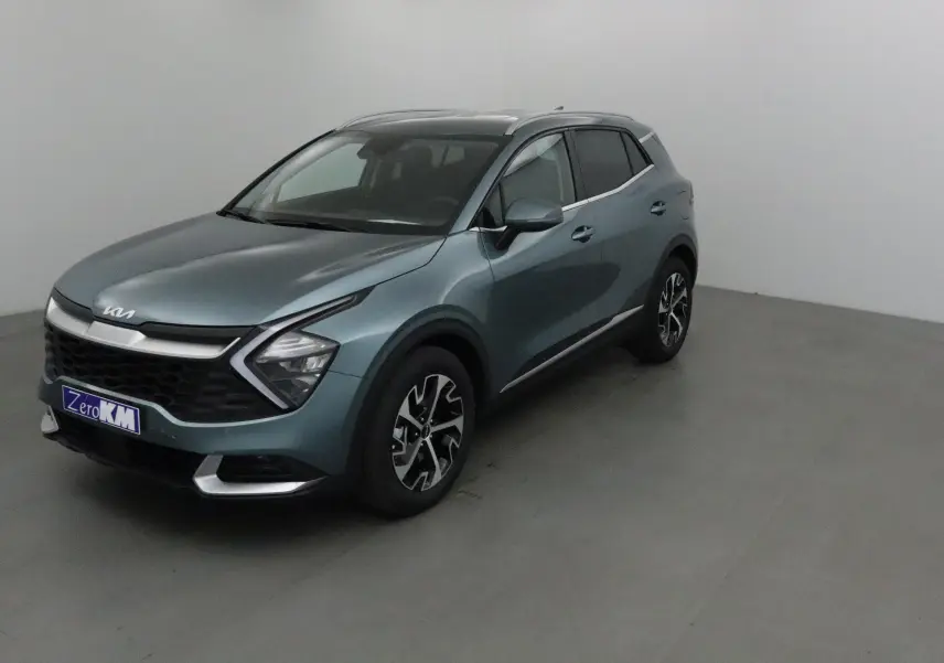 KIA SPORTAGE gris Sirius en 3/4 avant droit, avec calandre noire et feux LED distinctifs, dans un studio neutre.