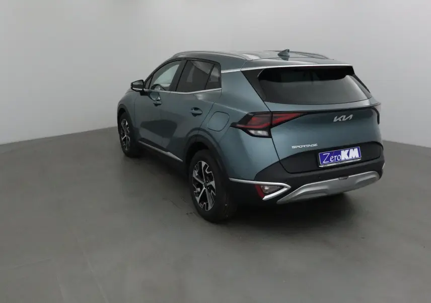 Vue 3/4 arrière gauche du KIA SPORTAGE gris Sirius avec feux LED et jantes alliage noires.
