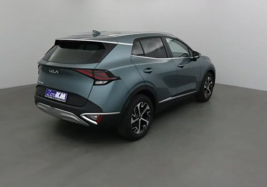 KIA SPORTAGE gris Sirius vu en 3/4 arrière droit, avec jantes alliage et feux arrière LED distinctifs.