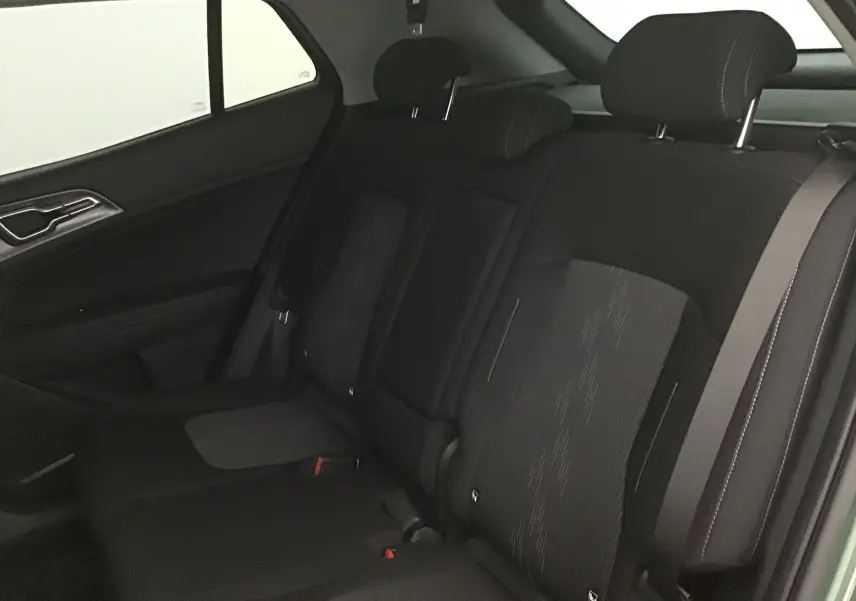 Vue intérieure des sièges arrière noirs du Kia Sportage 2025, version DCT7 1.6 CRDI 136 MHEV Style.