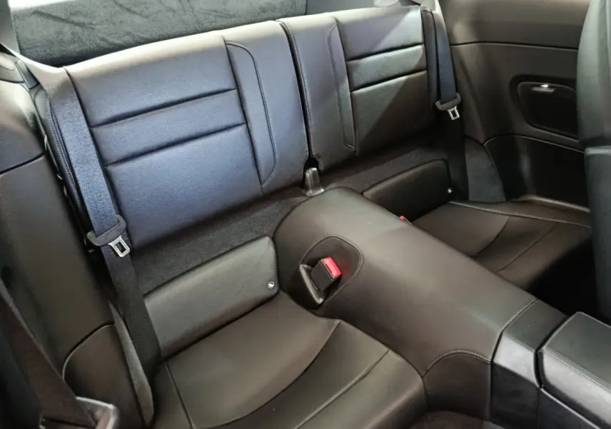 Vue intérieure arrière de la banquette sport noire en cuir de la Porsche 911 Carrera 4S Coupé 2019.