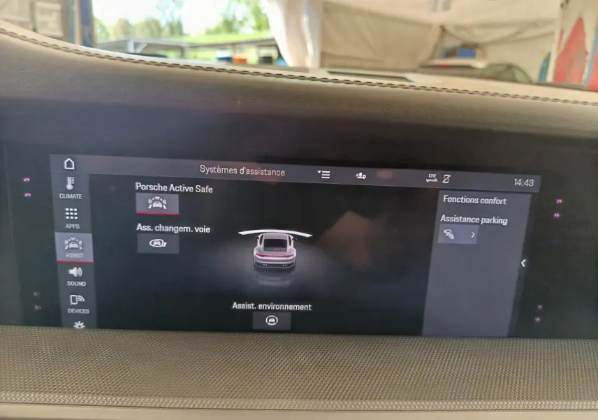 Écran tactile intérieur affichant les systèmes d’assistance de la Porsche 911 Carrera 4S Coupé 2019.