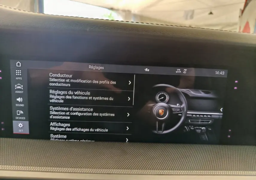 Écran tactile central affichant les réglages du véhicule dans l’habitacle d’une Porsche 911 Carrera 4S Coupé gris foncé.
