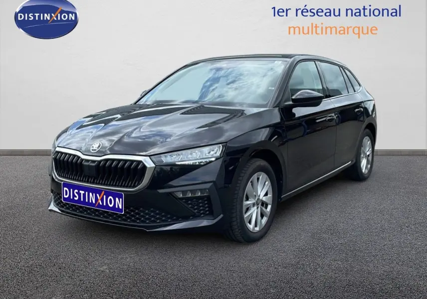Vue 3/4 avant droite d'une Skoda Scala noire métallisée avec calandre distinctive et jantes argentées.