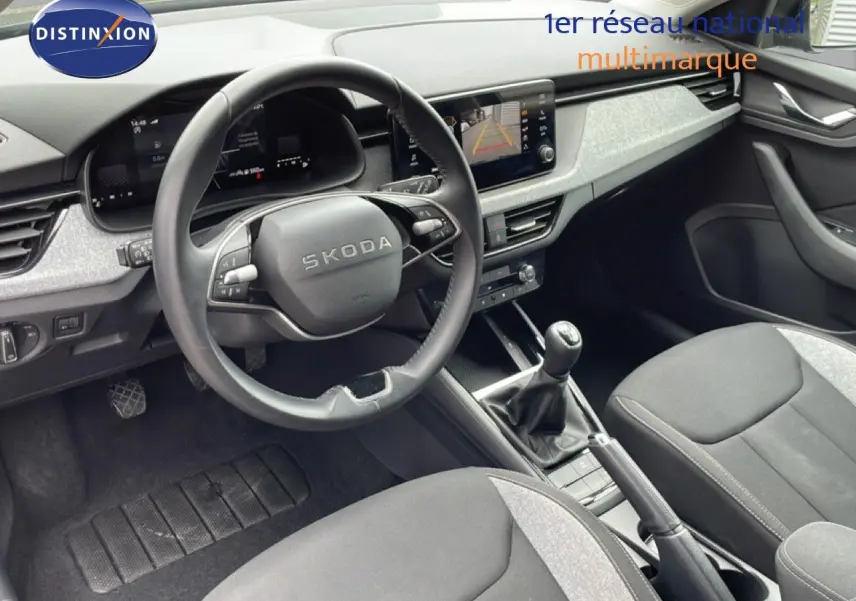 Vue intérieure de face du poste de conduite de la Skoda Scala 2025 avec volant cuir et tableau de bord moderne.