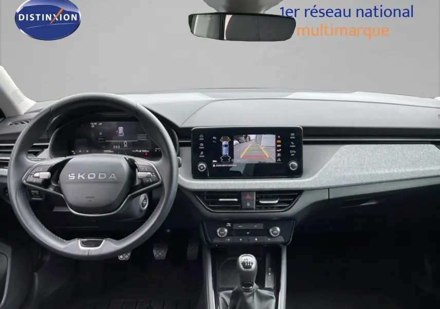 Vue intérieure frontale du Skoda Scala 2025 noir magique métal, avec tableau de bord numérique et écran central affichant la caméra de recul.