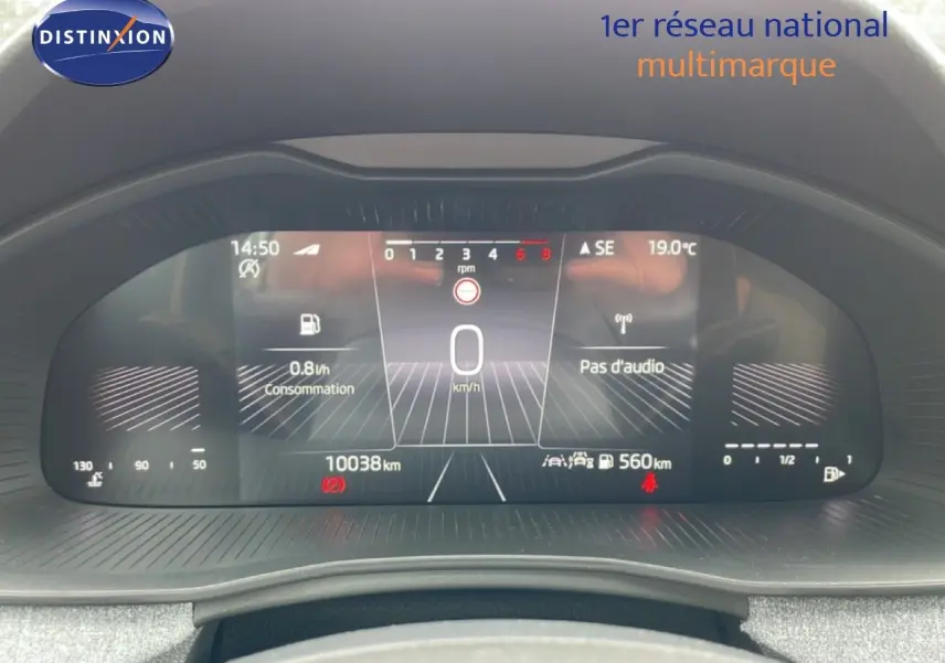 Tableau de bord numérique de la Skoda Scala 2025, affichage central clair avec consommation et kilométrage visible.