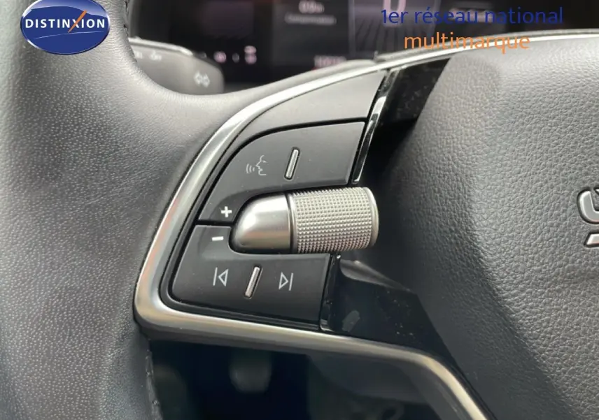 Détail du volant noir avec commandes multimédia et molette argentée sur la SKODA SCALA 2025.