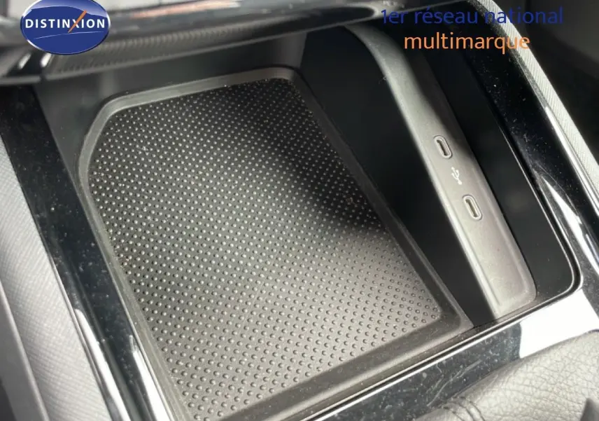 Gros plan sur la console centrale noire du Skoda Scala 2025 avec ports USB-C et surface antidérapante.