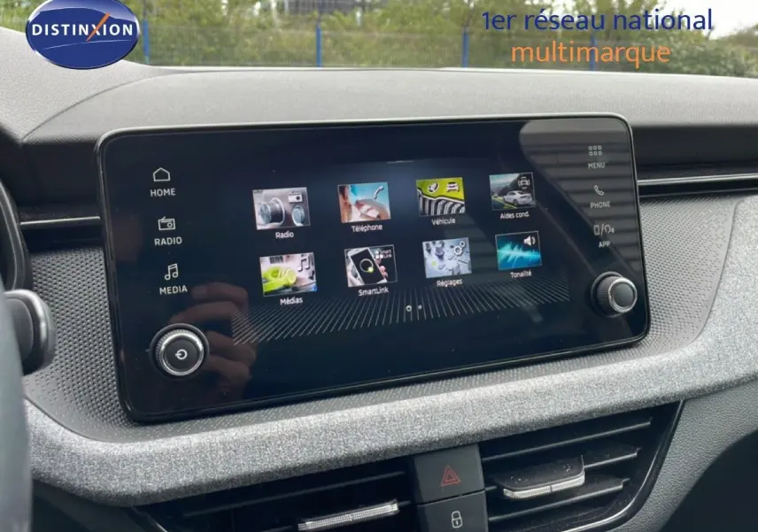 Tablette tactile centrale affichant le menu multimédia dans l'habitacle d'une Skoda Scala 2025, finition Selection.