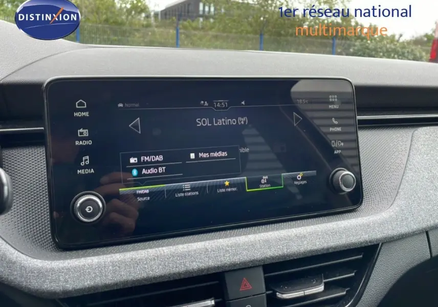 Écran tactile central de la Skoda Scala 2025 noir magique métal, affichant la radio FM/DAB avec interface moderne.