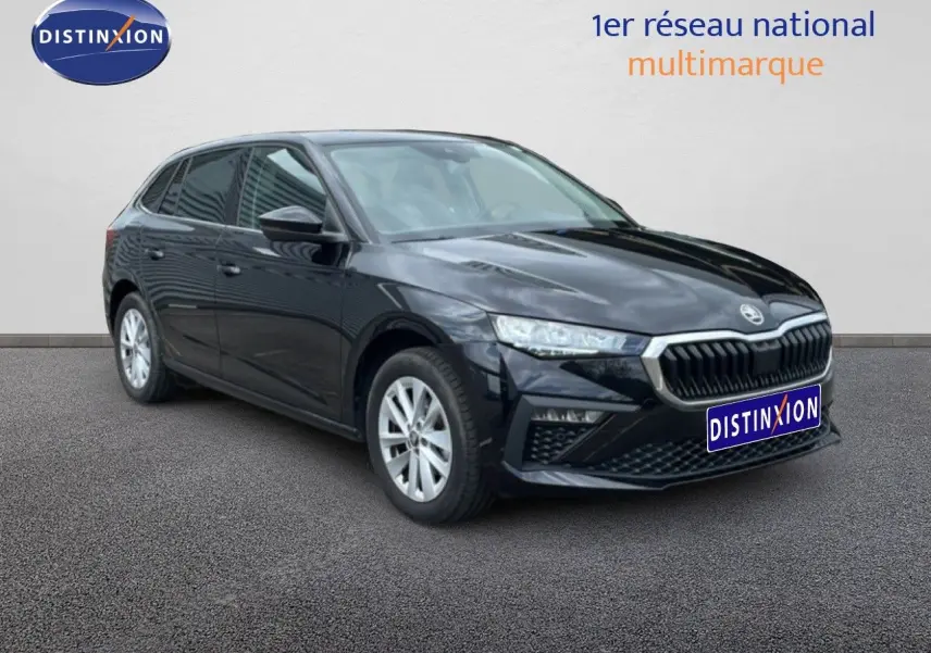 Vue 3/4 avant d'une Skoda Scala 2025 noir magique métal avec calandre chromée et jantes argentées.
