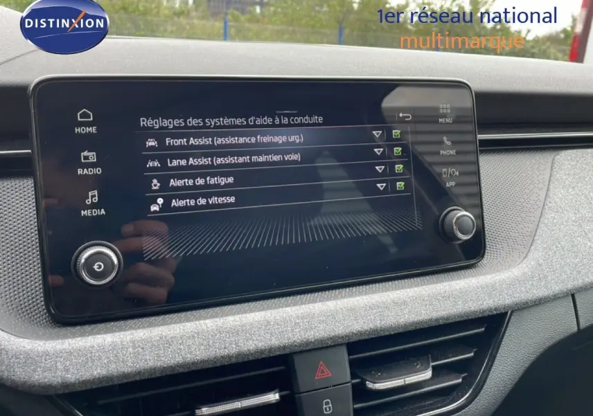 Écran tactile central affichant les aides à la conduite dans l’habitacle d’une Skoda Scala 2025 noir magique métal.