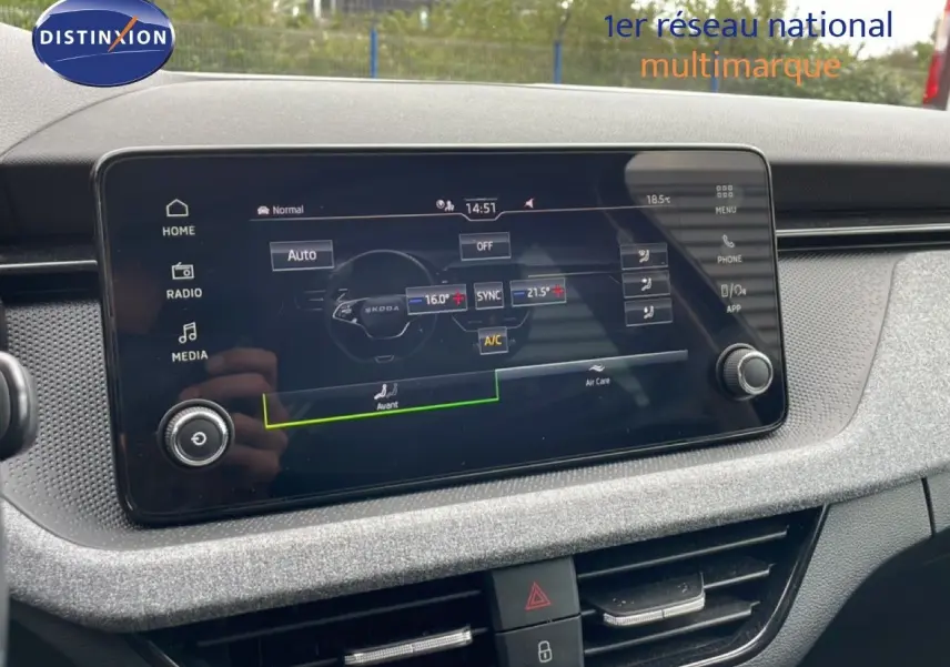 Écran tactile central de la Skoda Scala 2025 noir magique métal, affichant les réglages de climatisation intérieure.
