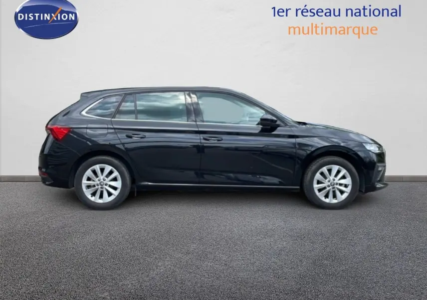 Profil droit d'une Skoda Scala noire métallisée 2025 avec jantes alliage et lignes épurées.