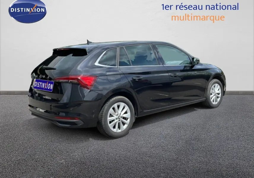 Vue 3/4 arrière droite d'une Skoda Scala noire métallisée avec jantes alliage et feux arrière LED visibles.