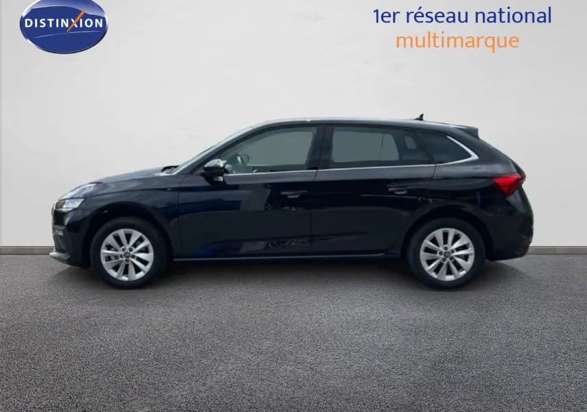 Vue latérale droite d'une Skoda Scala 2025 noir magique métal, avec jantes alliage et vitres teintées.