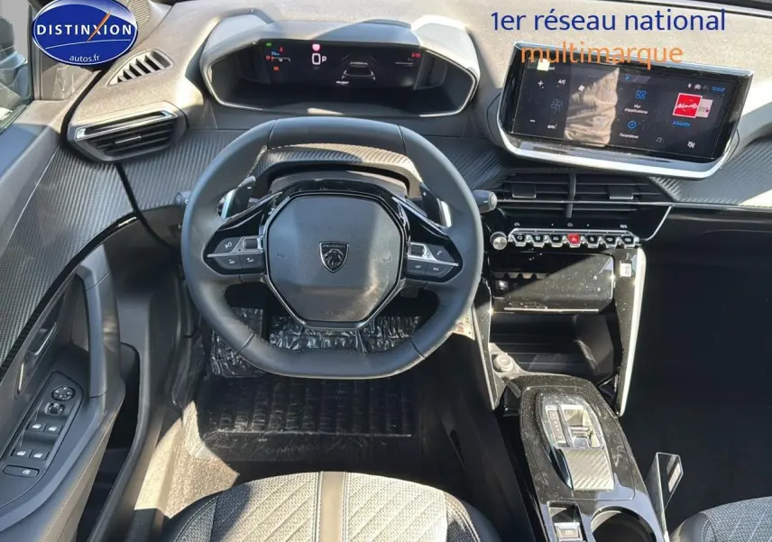 Vue intérieure du poste de conduite du Peugeot 2008 noir 2025, volant compact et écran tactile central lumineux.
