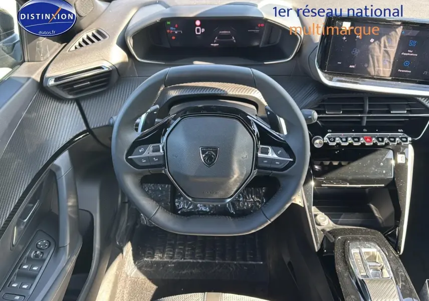 Vue intérieure centrée sur le volant compact et le tableau de bord numérique du Peugeot 2008 noir 2025.
