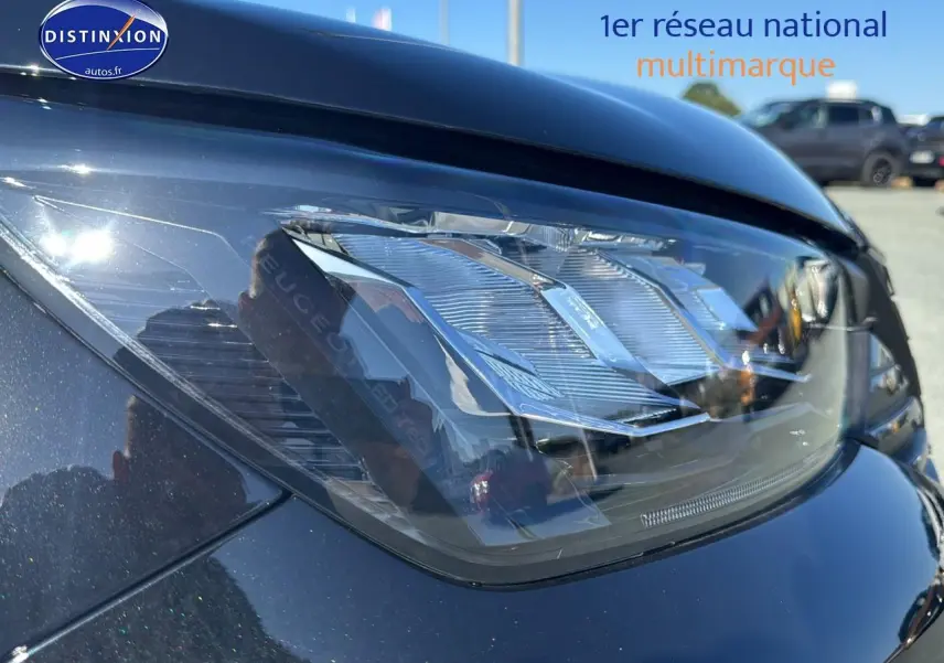 Gros plan sur le phare avant droit noir métallisé du Peugeot 2008 1.2 hybrid 145 allure e-dcs6 2025.