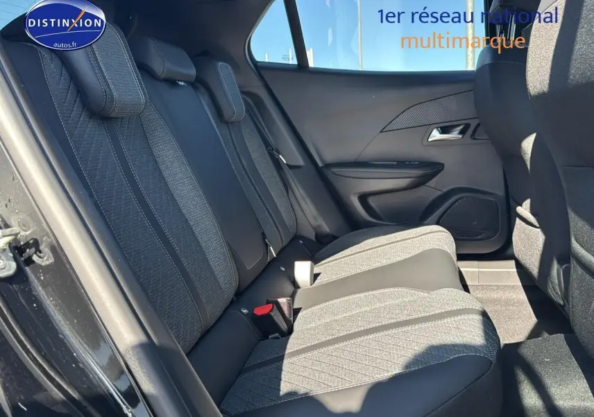 Vue latérale intérieure des sièges arrière noirs et gris du Peugeot 2008 1.2 hybrid 145 allure e-dcs6 2025.