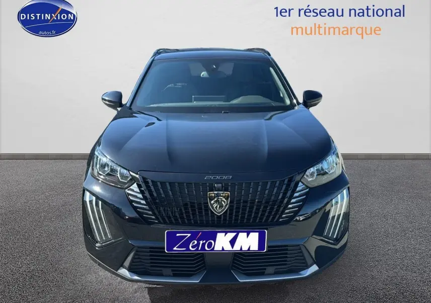 Vue frontale du Peugeot 2008 noir 2025 avec calandre distinctive et feux LED verticaux allumés.