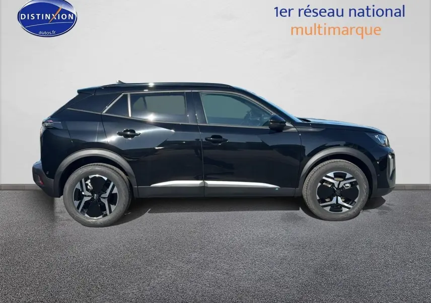 Profil côté gauche d'un Peugeot 2008 noir 2025 avec jantes alu et barres de toit visibles sur fond clair.