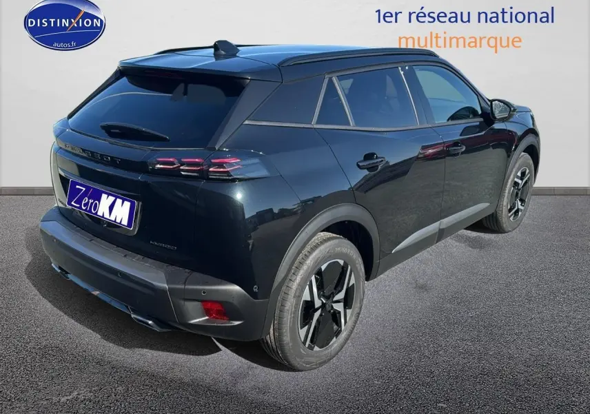 Peugeot 2008 noir vue 3/4 arrière droit, avec jantes alu et vitres arrière teintées sur fond neutre.
