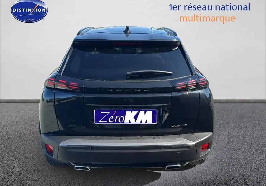 Vue arrière d'un Peugeot 2008 noir 2025 avec feux LED et double sortie d'échappement chromée.