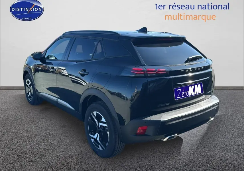 Peugeot 2008 noir vue 3/4 arrière droit, jantes alu et feux arrière LED sur fond neutre.
