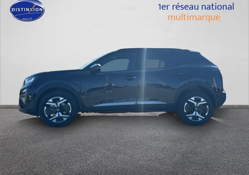 Profil côté gauche d'un Peugeot 2008 noir 2025 avec jantes alu et barres de toit visibles sur fond clair.