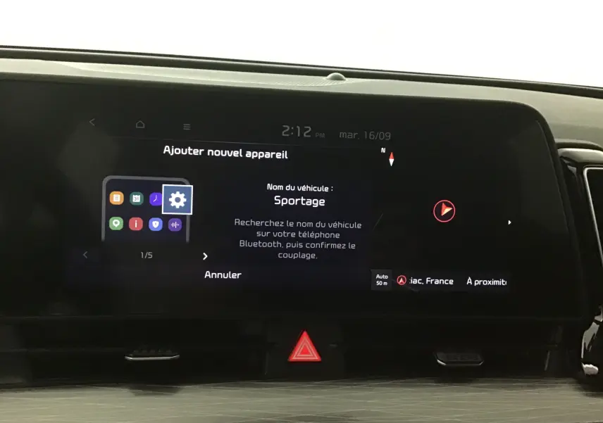 Écran digital 12,3" du tableau de bord du Kia Sportage 2025 affichant la connexion Bluetooth en cours.