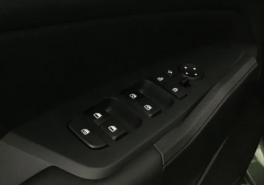 Gros plan sur les commandes de lève-vitres et rétroviseurs côté gauche intérieur d'un Kia Sportage 2025 noir.