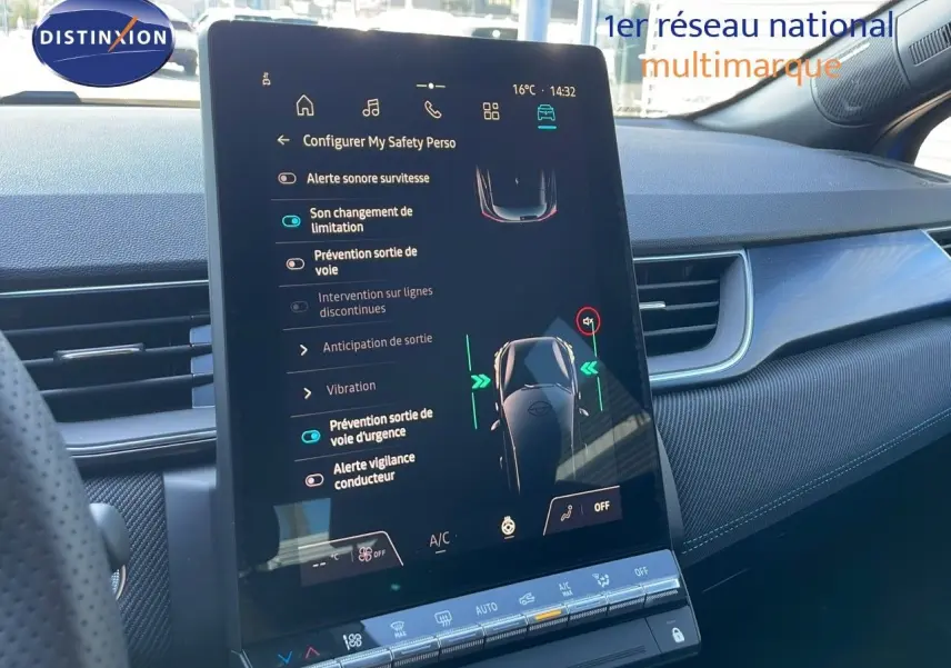 Intérieur du Renault Captur E-Tech Hybrid 2025, vue sur l'écran tactile central affichant les aides à la conduite.