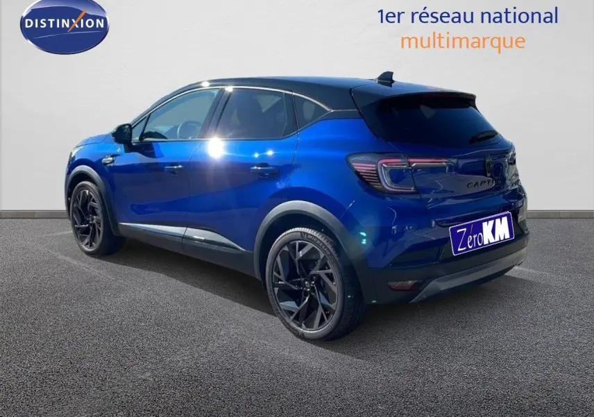 Renault Captur E-Tech hybride 2025 bleu Iron Metal avec toit noir, vu en 3/4 arrière côté gauche.