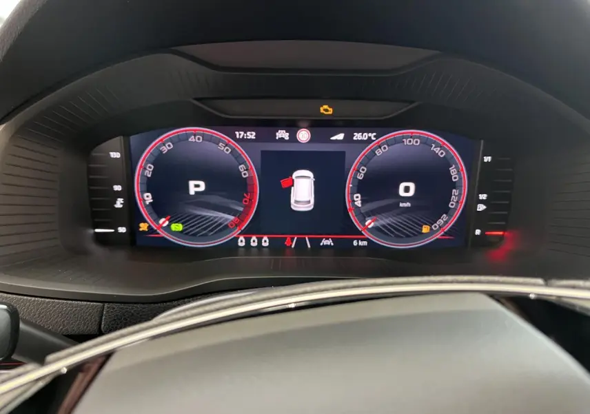 Tableau de bord numérique du Skoda Karoq blanc 2025, affichage digital avec compte-tours et vitesse à zéro km/h.