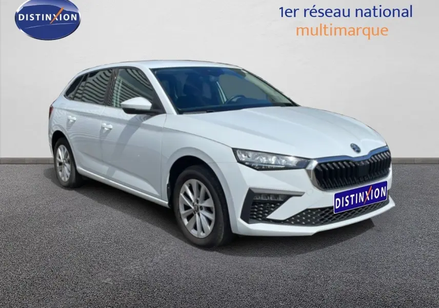 Vue 3/4 avant d'une Skoda Scala blanc glacier avec calandre noire et jantes alliage 16 pouces.