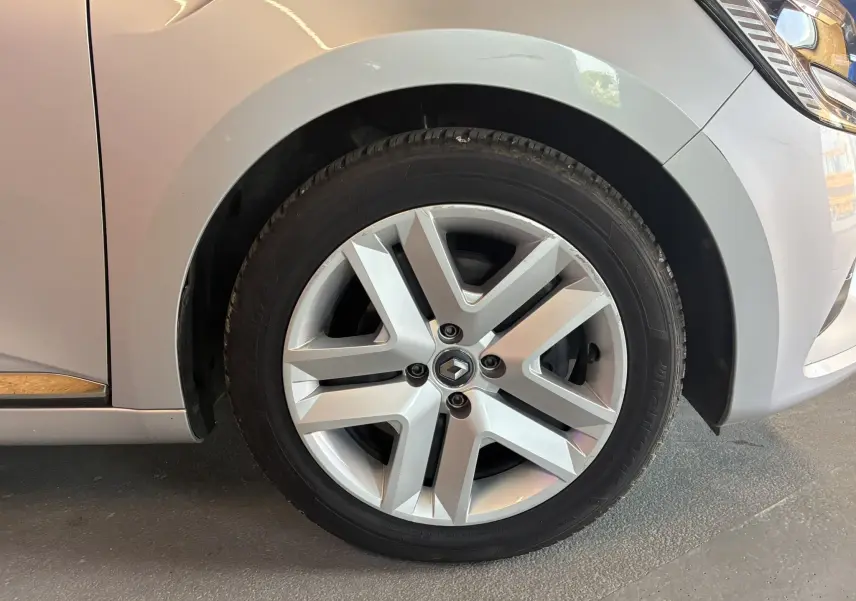 Gros plan sur la roue avant gauche de la Renault Clio 1.5 BlueDCI Business gris 2022 avec jante alliage distinctive.