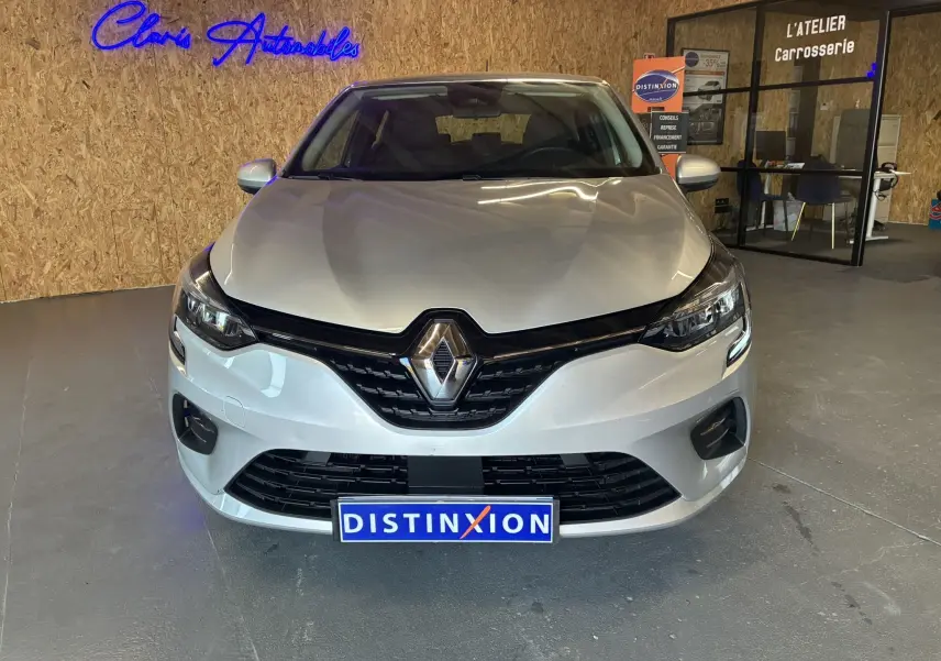 Vue avant d'une Renault Clio 1.5 BlueDCI Business gris 2022 avec logo Renault proéminent et calandre noire.